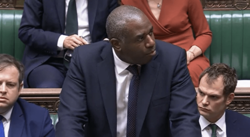 英国外交大臣拉米（David Lammy）周一在下议院发表声明，宣布暂停与以色列就新自由贸易协议的谈判。 英国下议院画面截图.png
